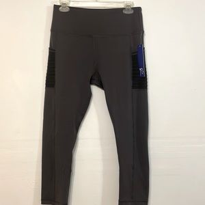 NWT - A core activewear leggings with side pockets.